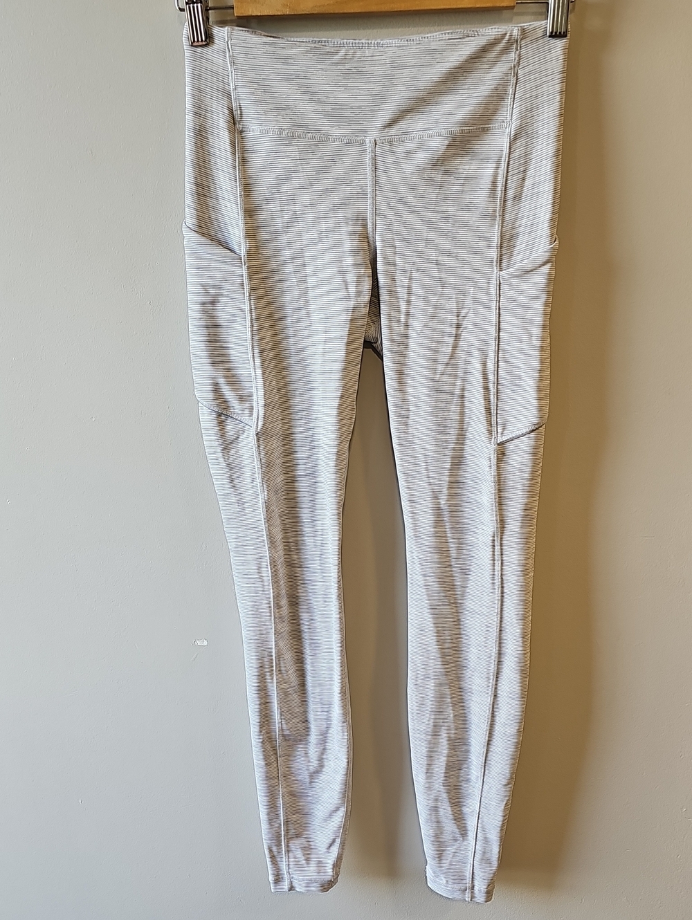 lululemon athletica Size 6 Gray and White "Speed Up Tight" Athletic Leggings